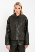 Γυναίκα φοράει jacket