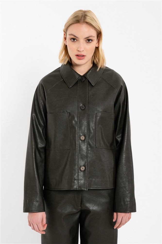 Γυναίκα φοράει jacket
