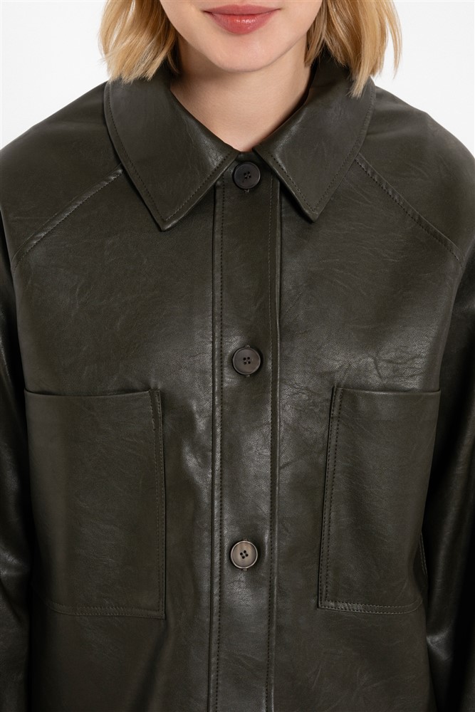 Γυναίκα φοράει jacket